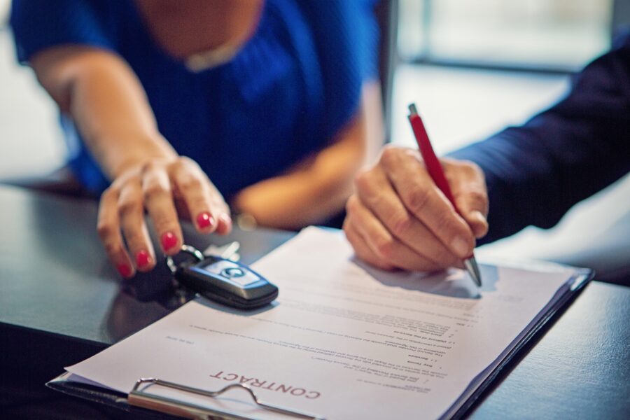 couple-is-buying-new-car-and-signing-the-contract