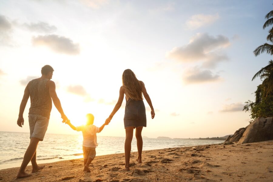 happyfamilywalkingonthebeachatsunset